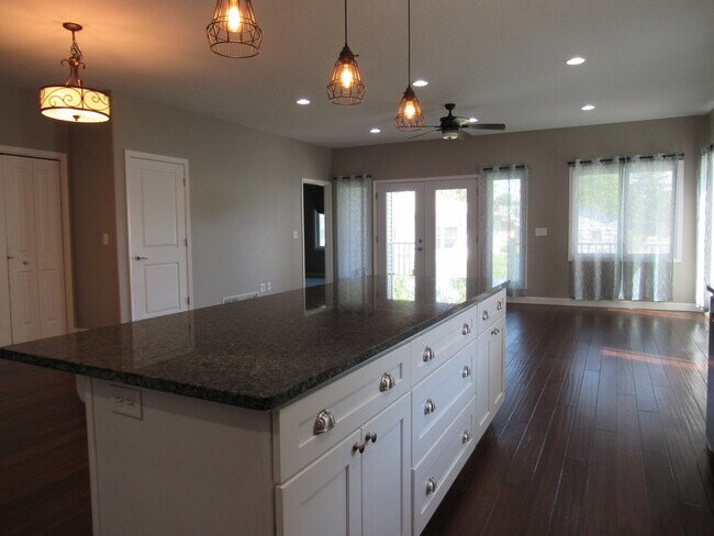 Building Photo - 405 E Palace Row