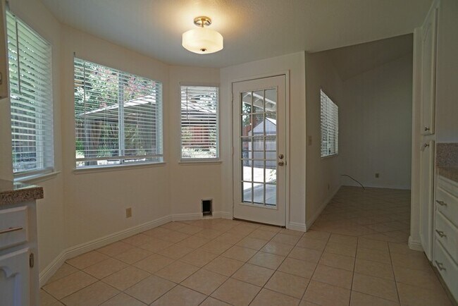 Building Photo - beautiful 3-bedroom, 2-bathroom single-story home in Roseville!
