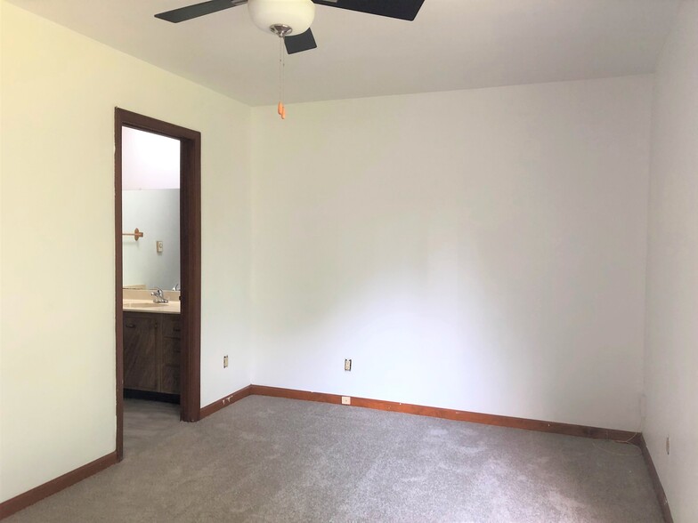 Bedroom - 906 N West St