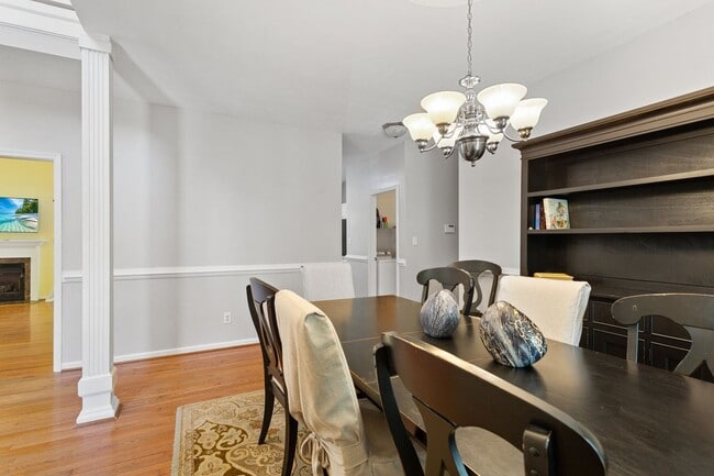 Building Photo - 5BR/3BA with Fresh Paint and New Carpet in...