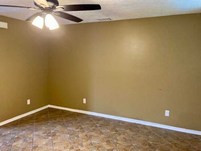 Building Photo - Two story condo with community pool!