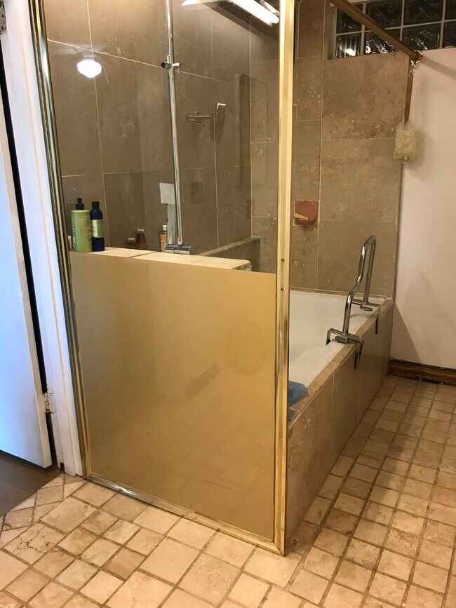 Tub space - 7964 Glenties Ln
