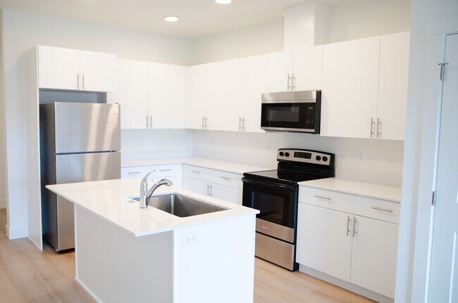 Building Photo - Welcome to Sun Drive Townhomes!