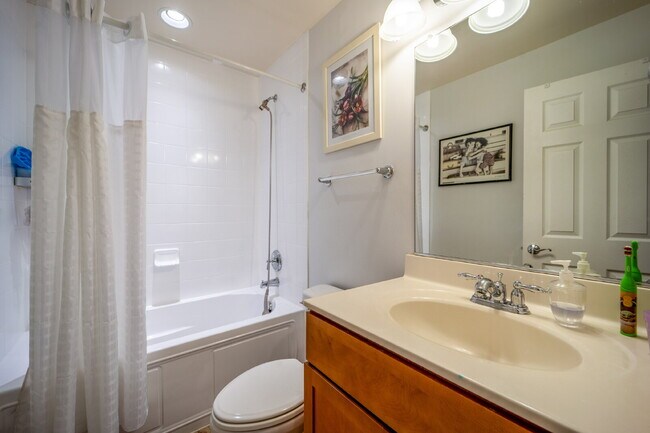 Building Photo - Charming Townhome with Unbeatable Amenities