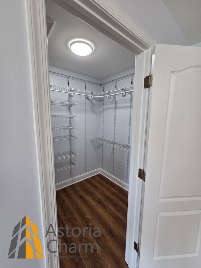 Building Photo - 3 Bedroom 3 Level Home with Garage and Flexible Layout