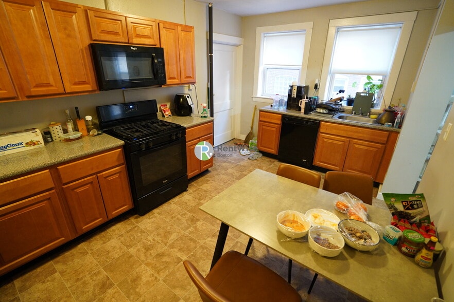 Building Photo - 142 Davis Ave