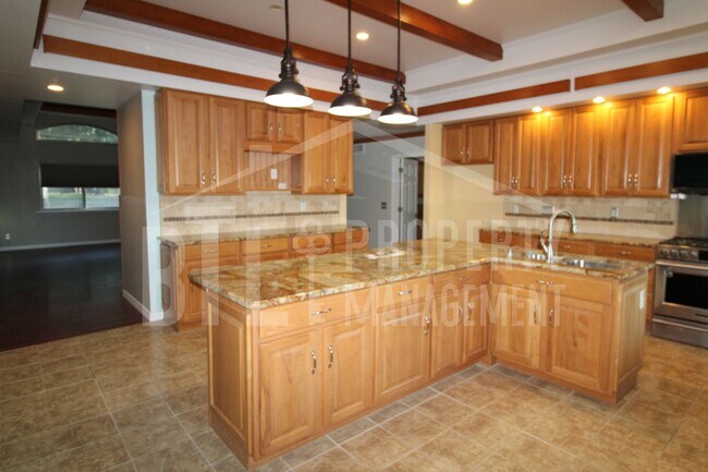 Building Photo - Spacious 3-Bed, 3-Bath Home Near Table Rock Lake – Pet Friendly with Pool & More!