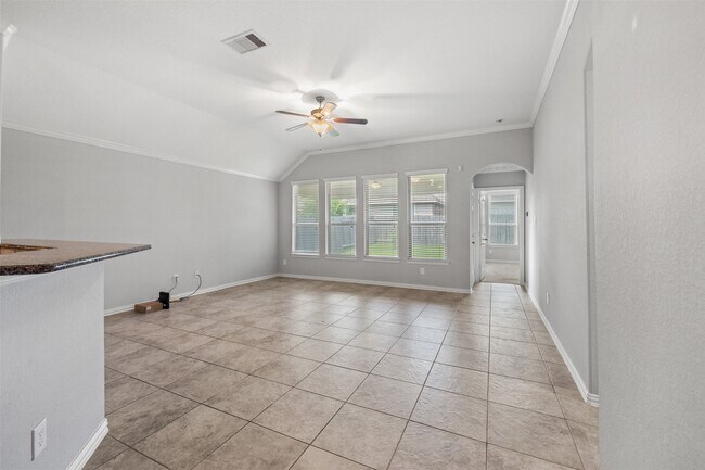 Building Photo - 636 Maple Point Dr E
