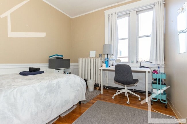 Building Photo - Beautiful 4 bed right in the heart of BU....