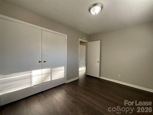 Building Photo - 520 Blendwood Dr