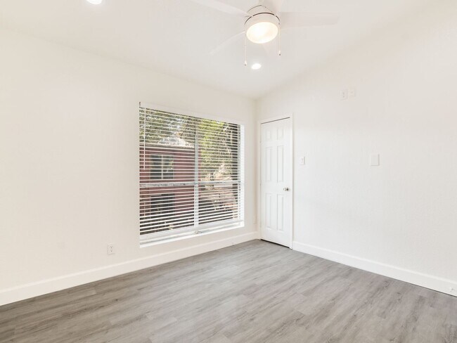 Building Photo - 3816 Southway Dr