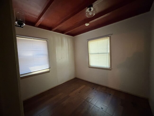 Building Photo - 2 Bedroom 1 Bath Super Cute.
