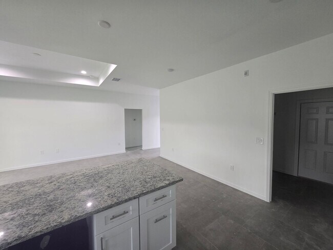 Building Photo - Large 3 Bedroom, 2 Bath + Den