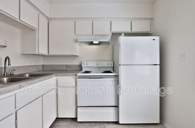Building Photo - 1702 W Vogel Ave