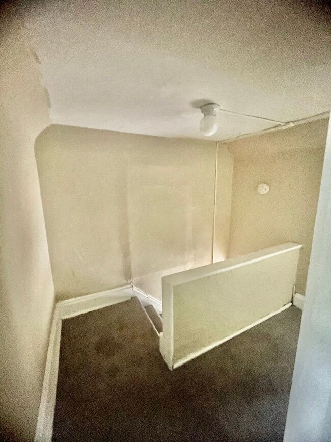 Building Photo - 4 bedroom. 1.5 Bath- Turtle Creek Pa