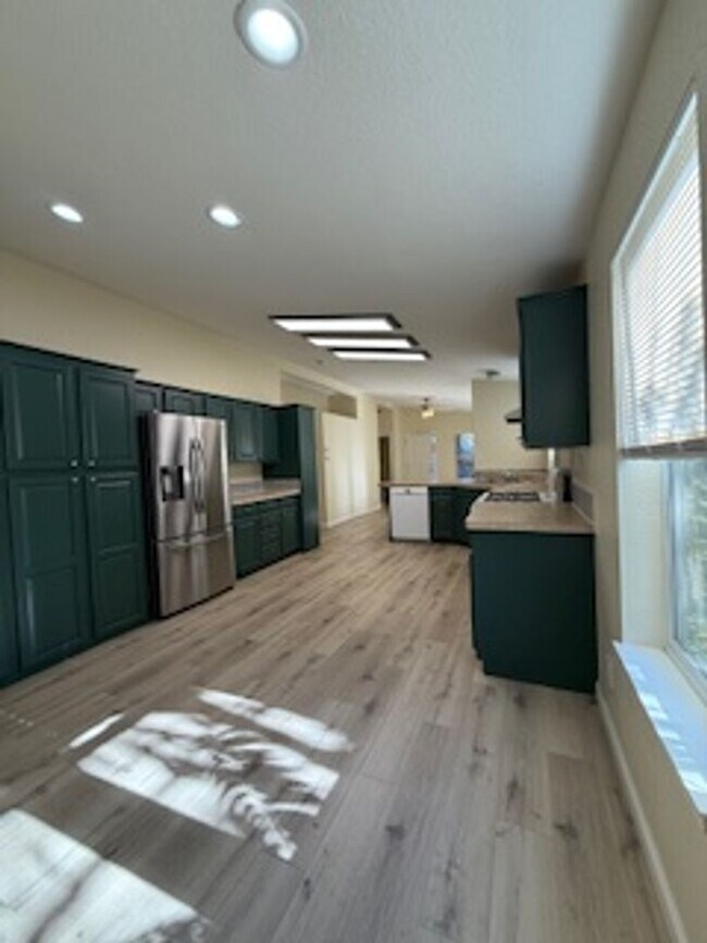 Building Photo - Auburn Cutie