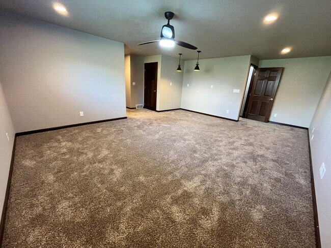 Building Photo - Gorgeous 4 Bed/3 Bath Home in Great Location!