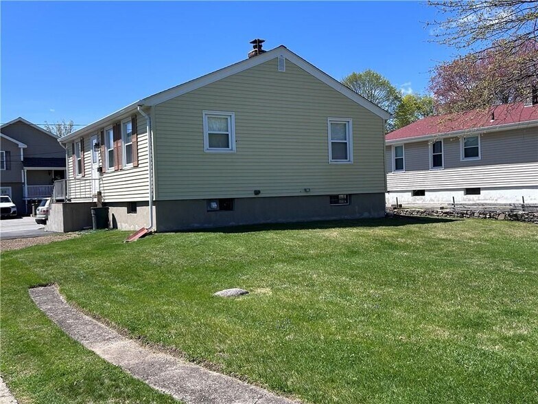 Building Photo - 9 Custer Ave