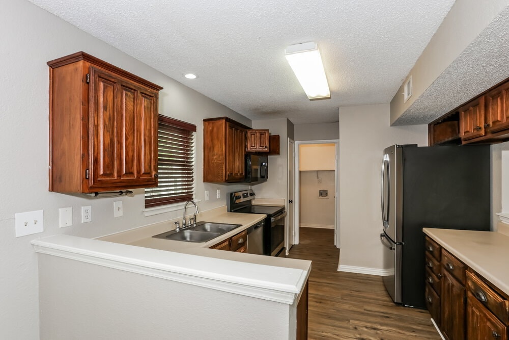 Building Photo - 511 Rosewood Ln