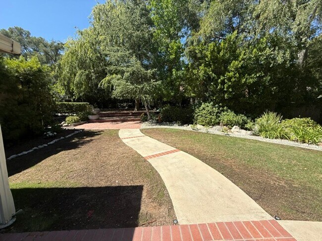 Building Photo - La Cañada Schools-  Family Home - Natural Hardwood, 2 car attached garage, Central A/C, New Appli...