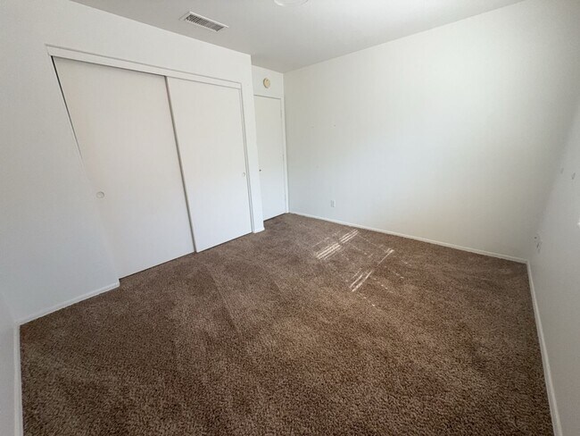Building Photo - 3bedrom 2 bath