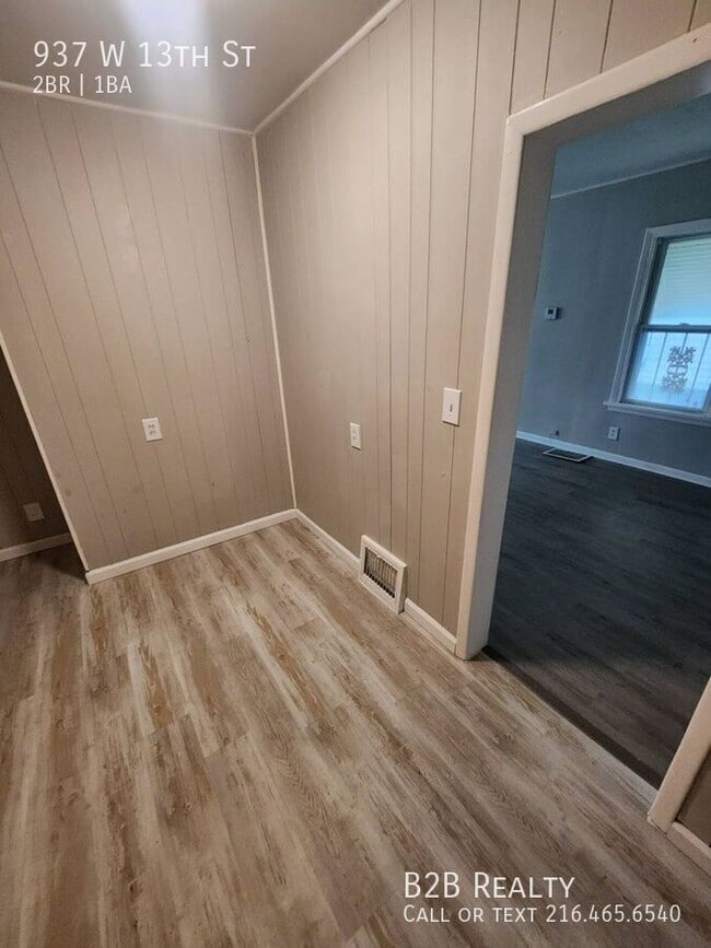 Building Photo - 937 W 13th St