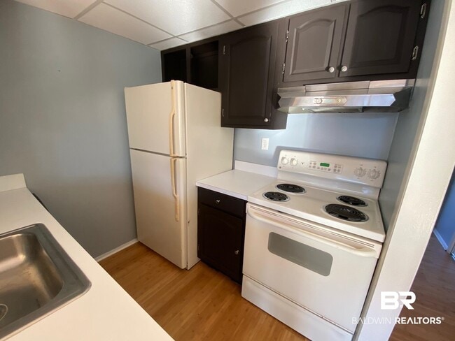 Building Photo - 2055 Sea Cliff Dr N