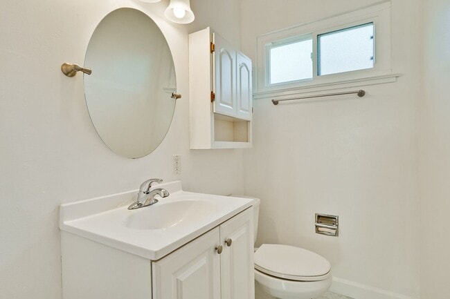 Building Photo - Charming 3-bedroom, 2-bathroom ranch-style...