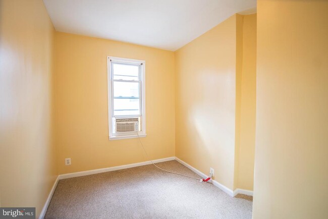 Building Photo - 2500 E Oakdale St