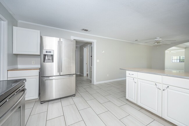 Building Photo - Charming 4-Bedroom, 2-Bath Home in a Prime Location