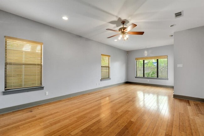 Building Photo - 1203 E 2nd St