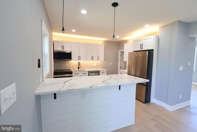 Building Photo - 5110 Kenwood Ave