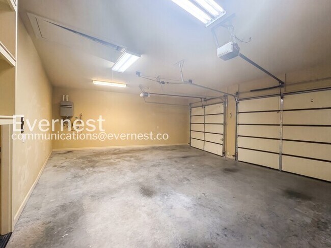 Building Photo - 3 Bed/2 Bath Home with Fenced Yard & Garage / Pet-Friendly / Available Now!