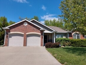 Building Photo - Large, Executive Level 5 Bedroom, 3 Bath!