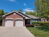 Building Photo - Large, Executive Level 5 Bedroom, 3 Bath!