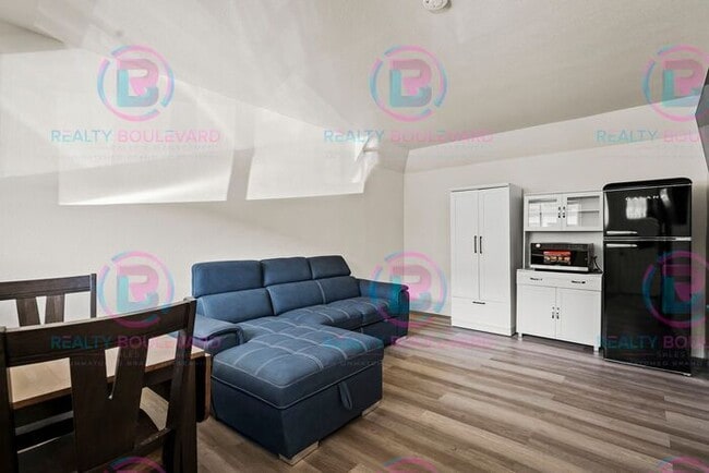 Building Photo - Studio apartment available now in the hear...