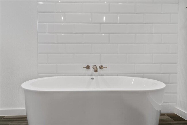 Building Photo - 2624 Metcalfe Rd