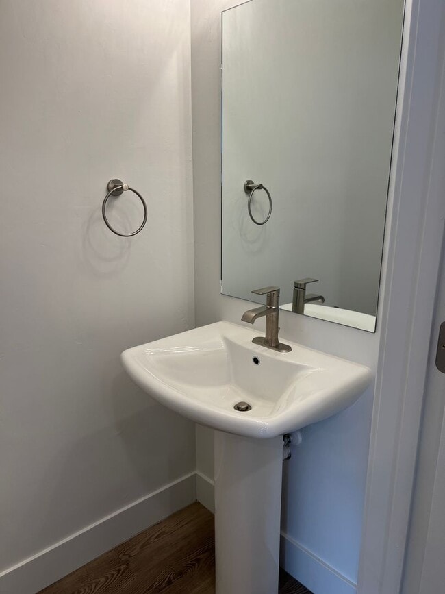 Building Photo - END UNIT - 3 BED 2.5 BATH LUXURY TOWNHOME ...