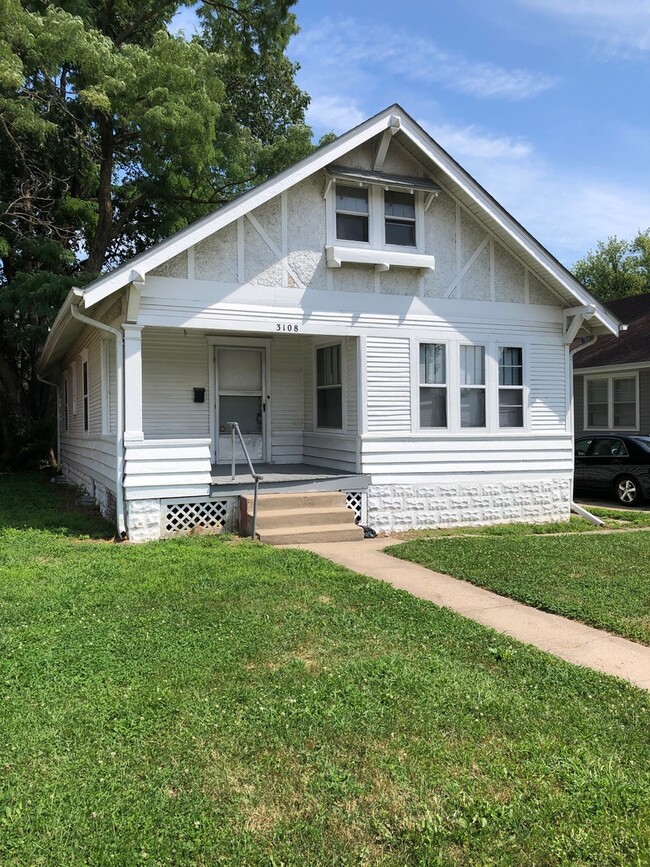 Building Photo - Large Two Bedroom House