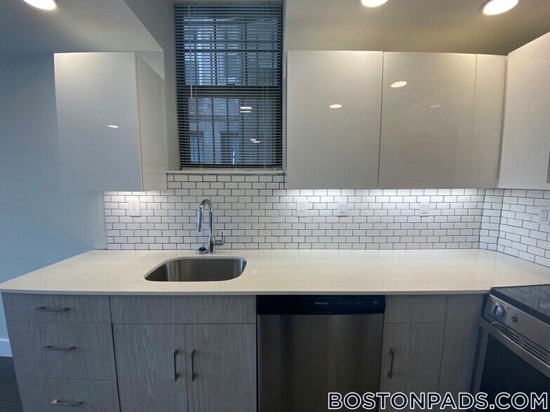 Building Photo - 98 Queensberry St