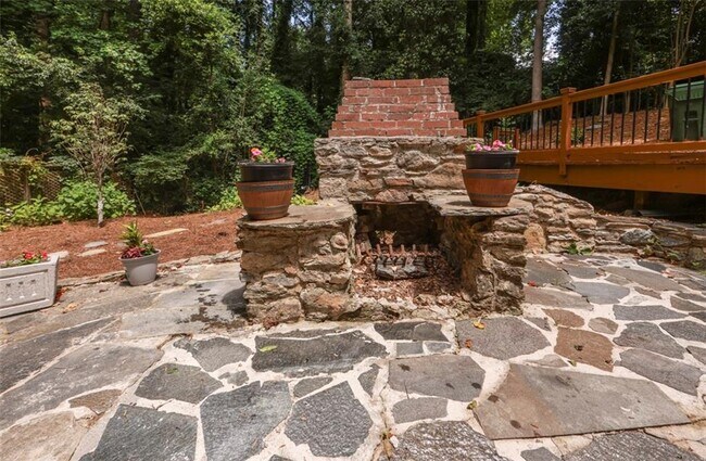 Building Photo - 2908 N Hills Dr NE