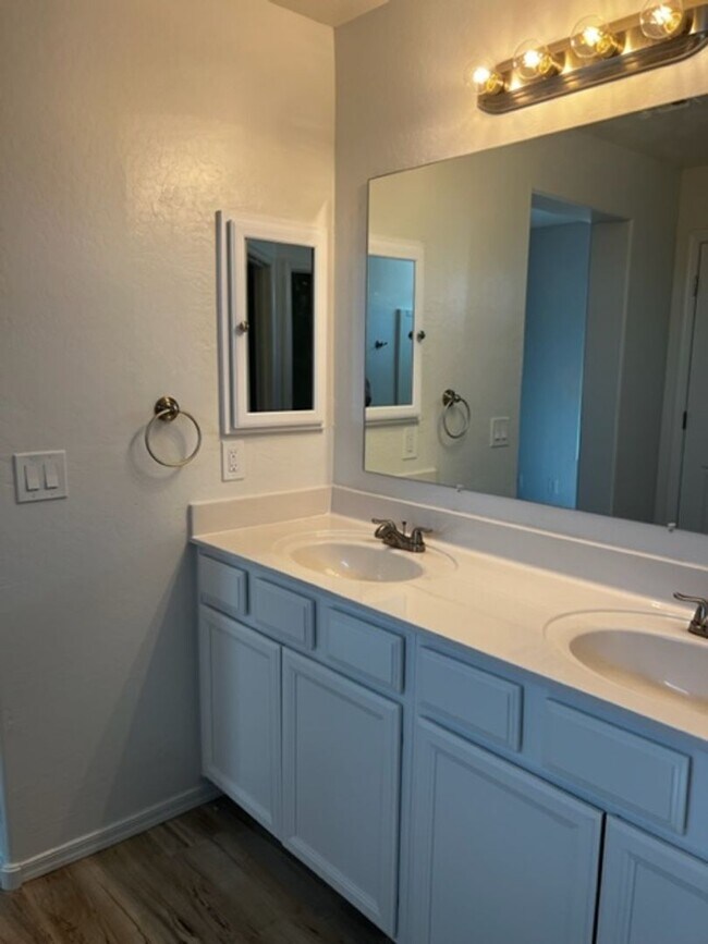 Building Photo - POWER/RAY 4 BEDROOM IN GATEWAY VILLGAE IN ...