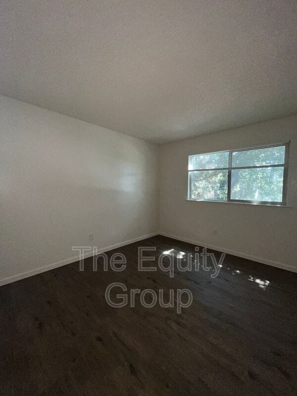 Building Photo - 1420 W Elowin Ave