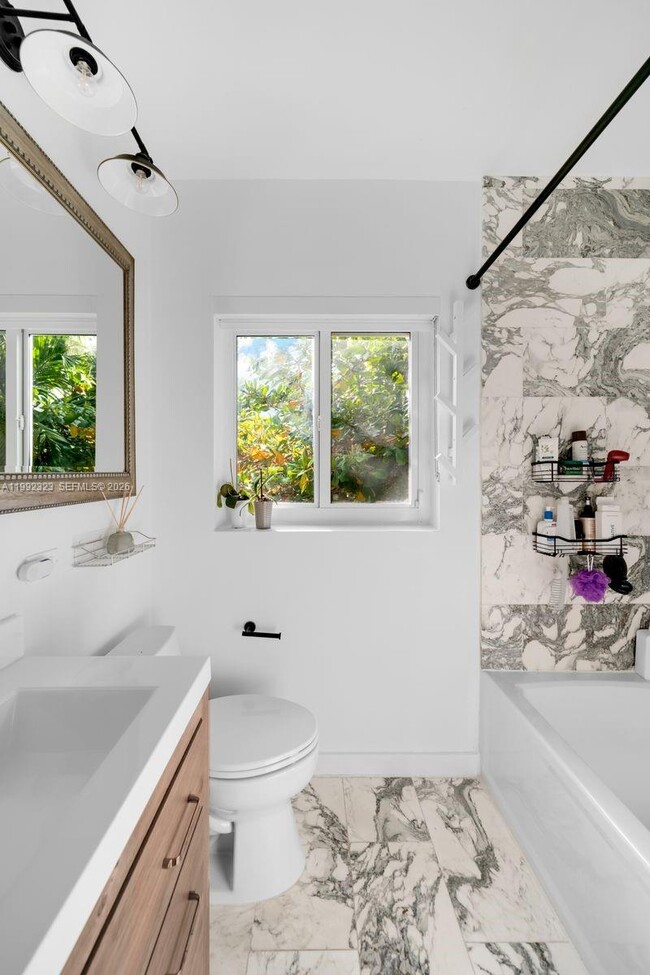 Building Photo - 970 NW 10th Ave