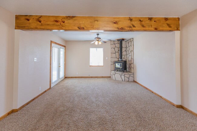 Building Photo - Beautiful 3 bedroom 1 bathroom home