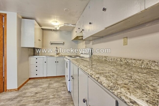 Building Photo - Spacious 3 Bed, 1 Bath Daylight Basement A...