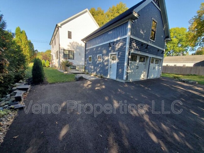 Building Photo - 154 Elm St