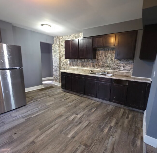 Building Photo - Single Family Home 3 beds 1.5 bath Available Now!