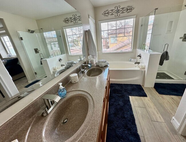 Building Photo - HIGHLY DESIRABLE FULLY FURNISHED 3 BEDROOM...