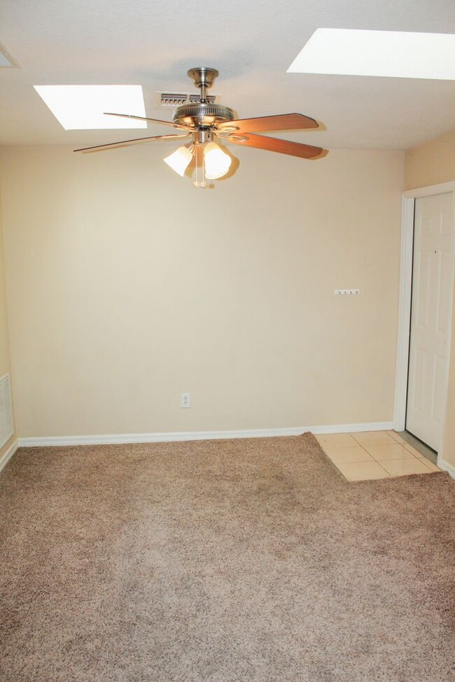 Building Photo - MOVE IN MAY-Water & electricity included 1x1 above garage apartment!! Full kitchen & bathroom!! W...